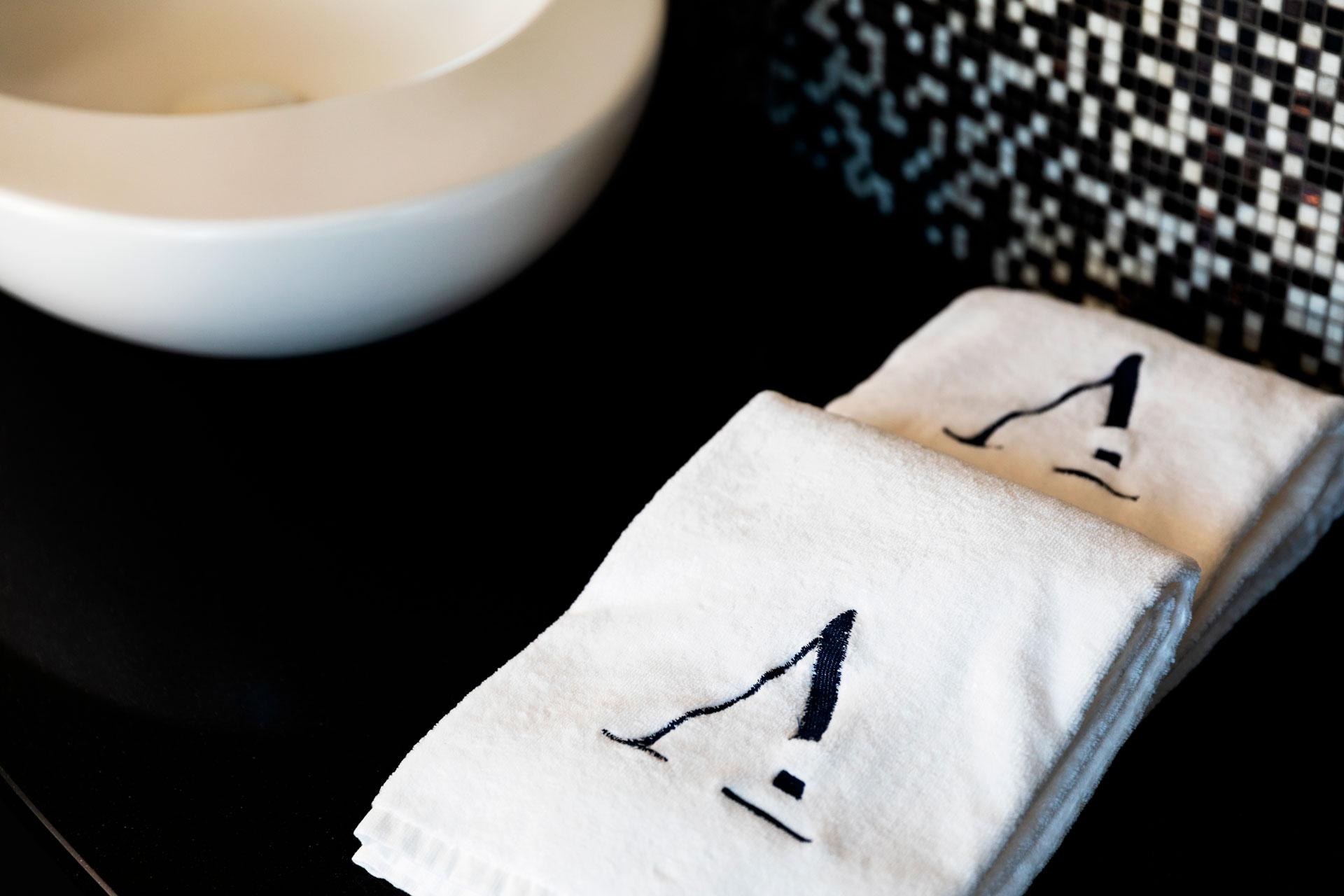 Amadomus Luxury Suites Наполи Екстериор снимка
